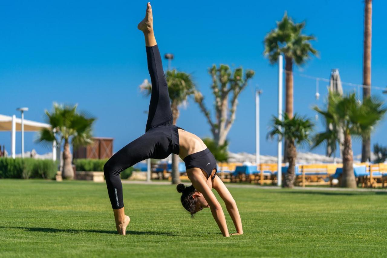 Lara Barut Collection Hotel Antalya Exterior foto A woman practicing yoga
