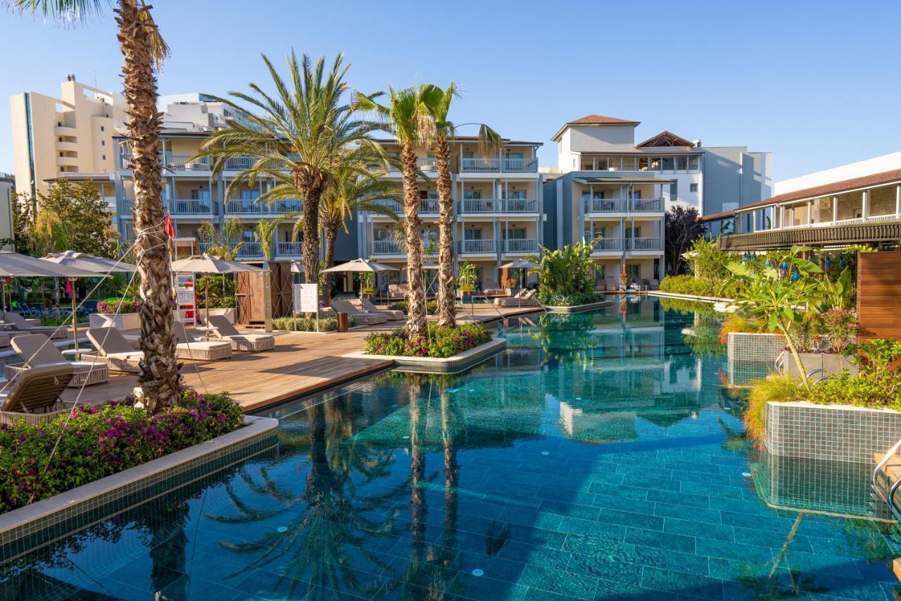 Lara Barut Collection Hotel Antalya Exterior foto The pool at the Royal Beach Palace